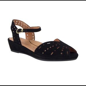 L’Amour des Pieds Brenn Ankle Strap Sandal, Sz 9.5